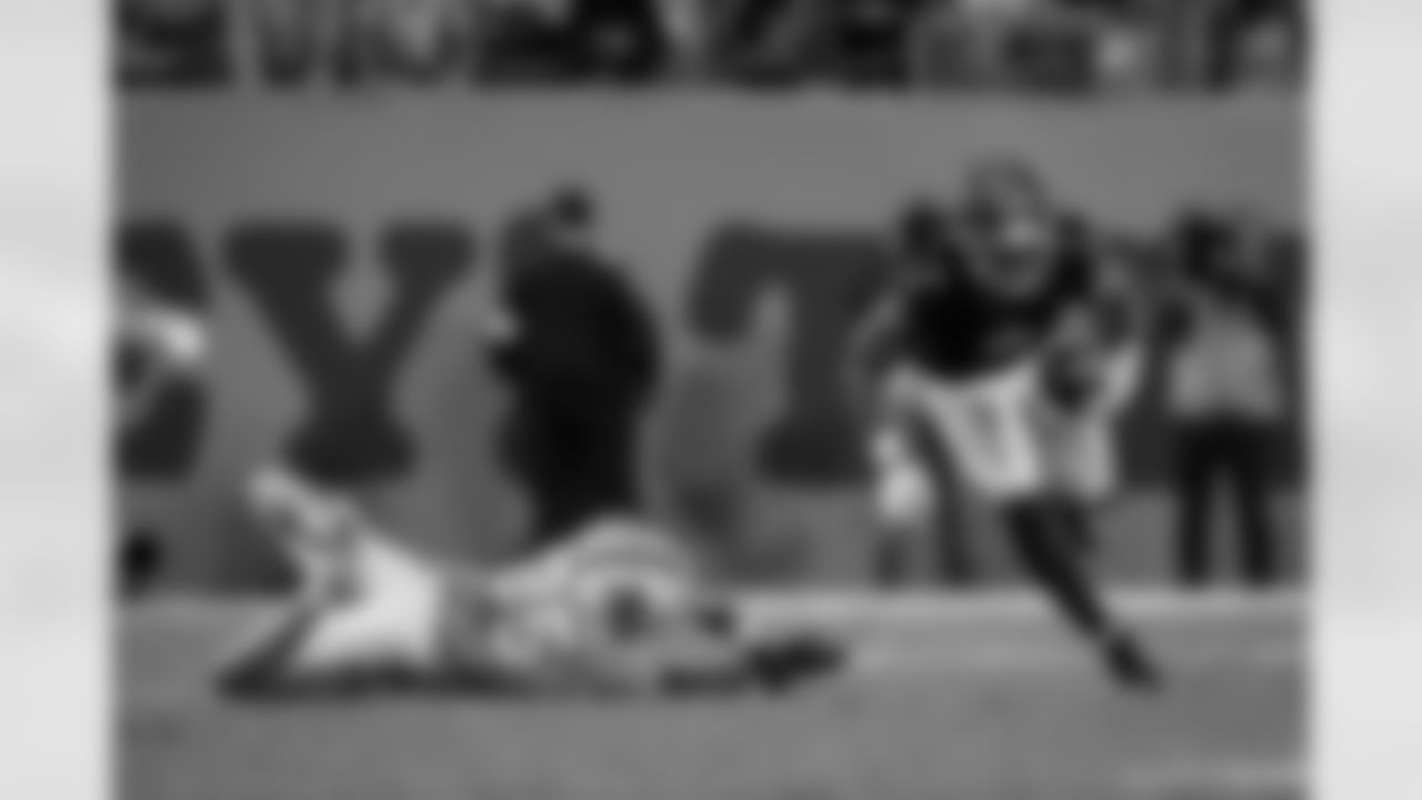 Atlanta Falcons running back Bijan Robinson #7 runs the ball during the Week 15 Game against the Tampa Bay Buccaneers at Raymond James Stadium in Tampa, Florida on Thursday, December 11, 2025. (Photo by Taylor McLaughlin/Atlanta Falcons)