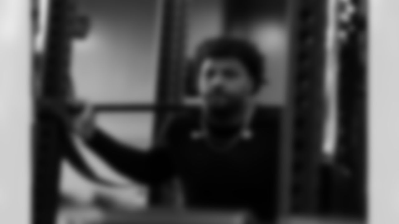 Atlanta Falcons offensive lineman Jovaughn Gwyn #52 during team lift at Atlanta Falcons Training Facility in Flowery Branch, Georgia, on Monday, December 8, 2025. (Photo by Taylor McLaughlin/Atlanta Falcons)