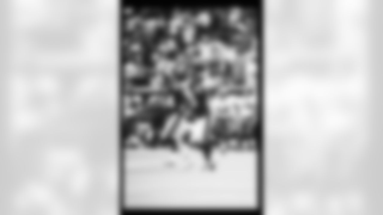 Atlanta Falcons defensive back Elijah Williams #25 during the preseason game in Atlanta against the Tampa Bay Buccaneers on August 31st, 2001. (Photo by Jimmy Cribb)