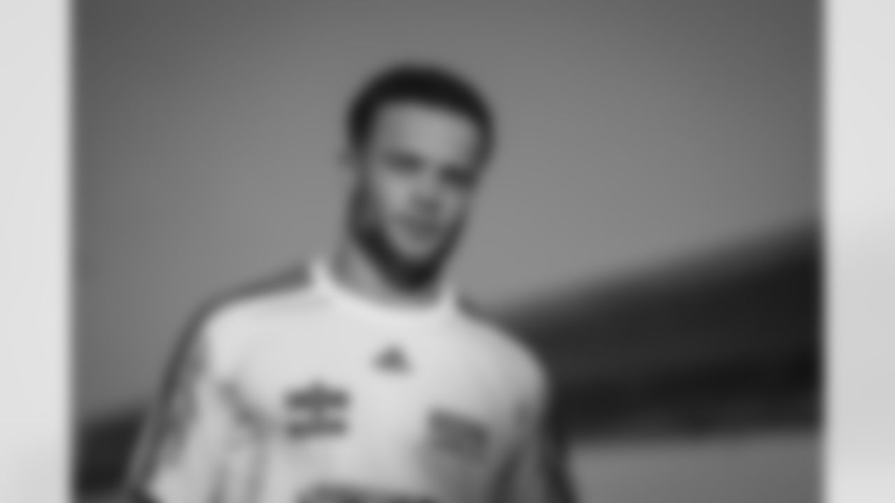 Atlanta Falcons wide receiver Casey Washington #82 boards the plane at Hartsfield-Jackson International Airport in Atlanta, Ga. on Saturday, November 22, 2025. (Photo by Jay Bendlin/Atlanta Falcons)