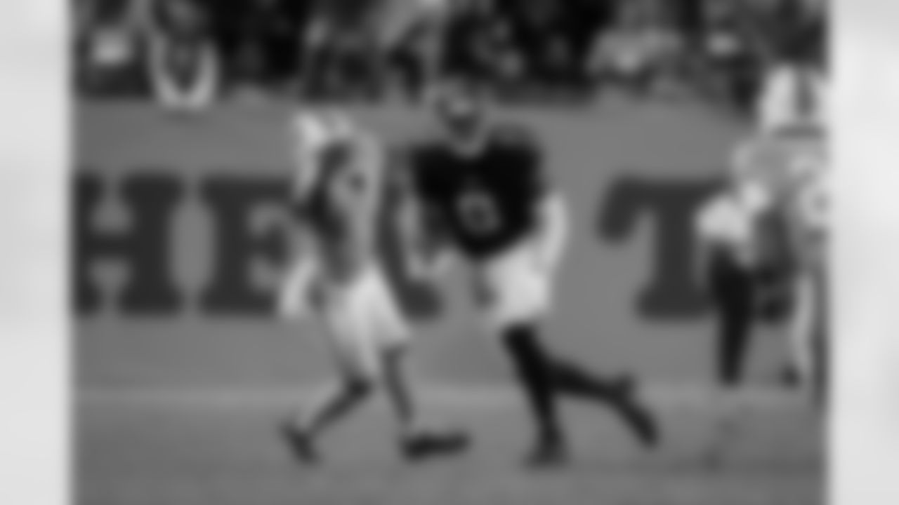 Atlanta Falcons tight end Kyle Pitts Sr. #8 runs the ball during the Week 15 Game against the Tampa Bay Buccaneers at Raymond James Stadium in Tampa, Florida on Thursday, December 11, 2025. (Photo by Taylor McLaughlin/Atlanta Falcons)