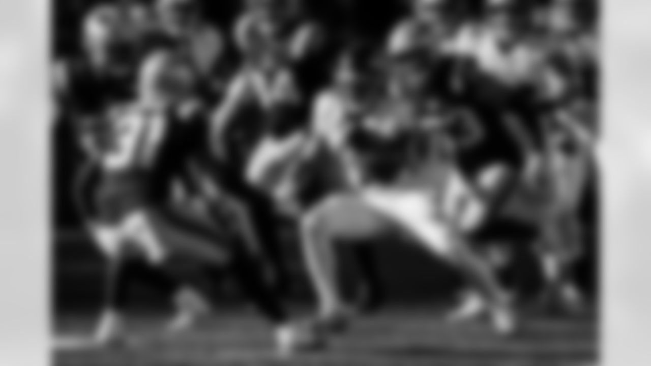 Atlanta Falcons running back Bijan Robinson #7 runs with the ball during the second quarter of the Week 9 Game against the New England Patriots at Gillette Stadium in Foxborough, Massachusetts on Sunday, November 2, 2025. (Photo by Taylor McLaughlin/Atlanta Falcons)