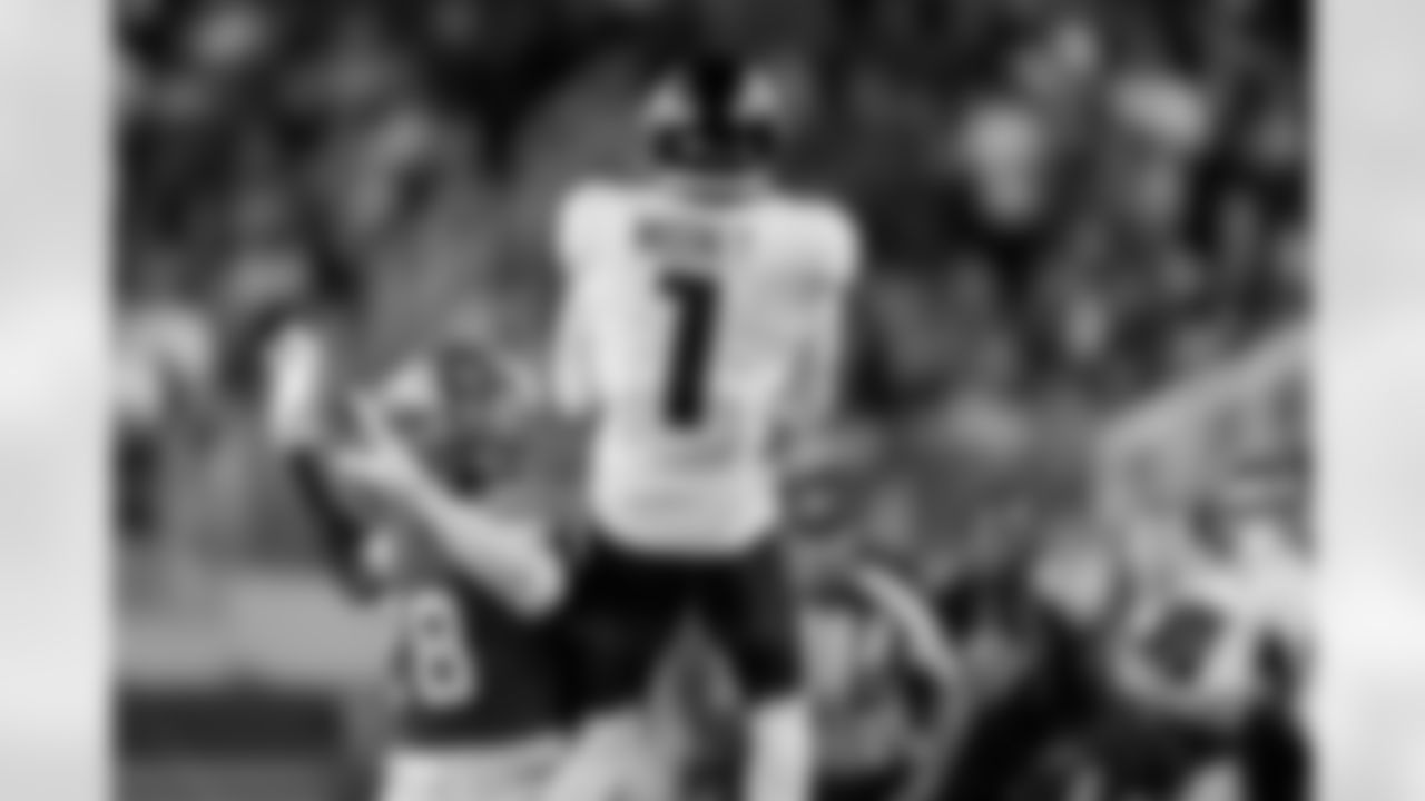 Atlanta Falcons wide receiver Darnell Mooney #1 catches the ball during the Week 7 Game against the San Francisco 49ers at Levi's Stadium in Santa Clara, California on Sunday, October 19, 2025. (Photo by Taylor McLaughlin/Atlanta Falcons)