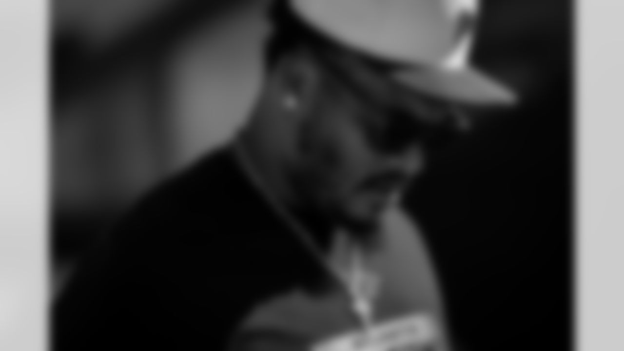 Atlanta Falcons offensive lineman Elijah Wilkinson #71 boards the plane at Hartsfield-Jackson International Airport in Atlanta, Ga. on Saturday, November 1, 2025. (Photo by Jay Bendlin/Atlanta Falcons)