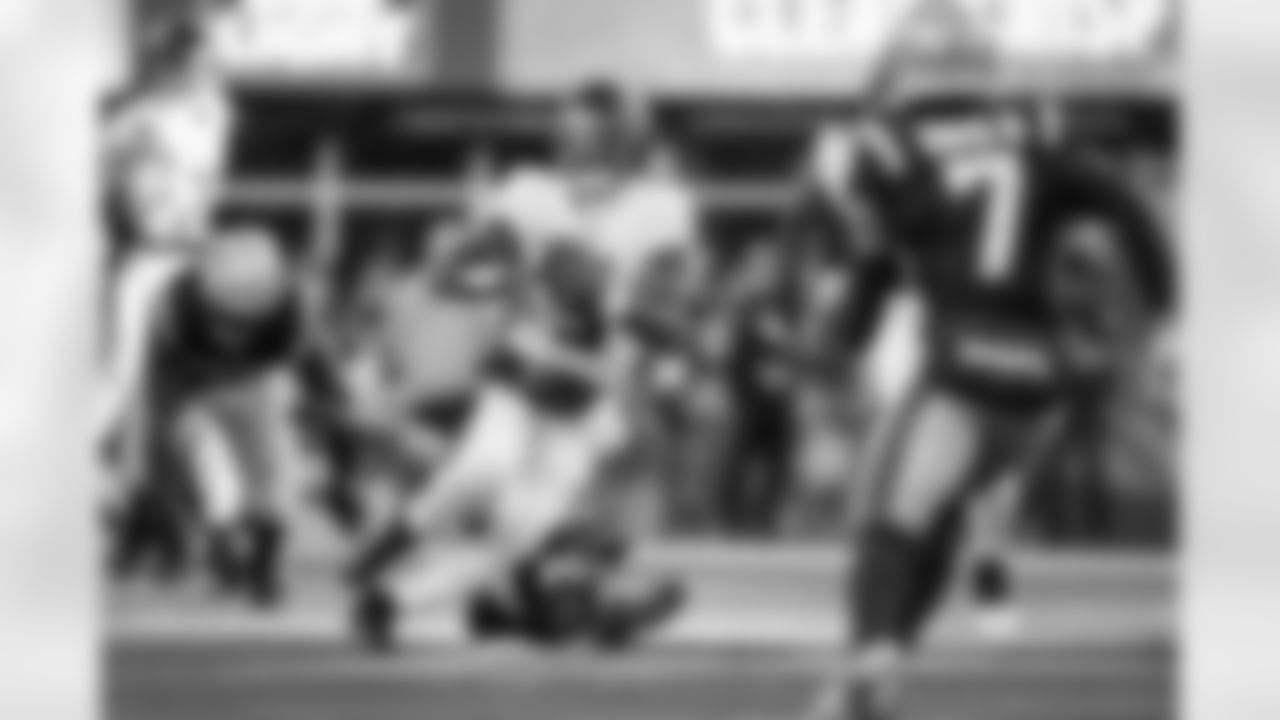 Atlanta Falcons quarterback Michael Penix Jr. #9 runs for a first down during the third quarter of the Week 9 Game against the New England Patriots at Gillette Stadium in Foxborough, Massachusetts on Sunday, November 2, 2025. (Photo by Taylor McLaughlin/Atlanta Falcons)