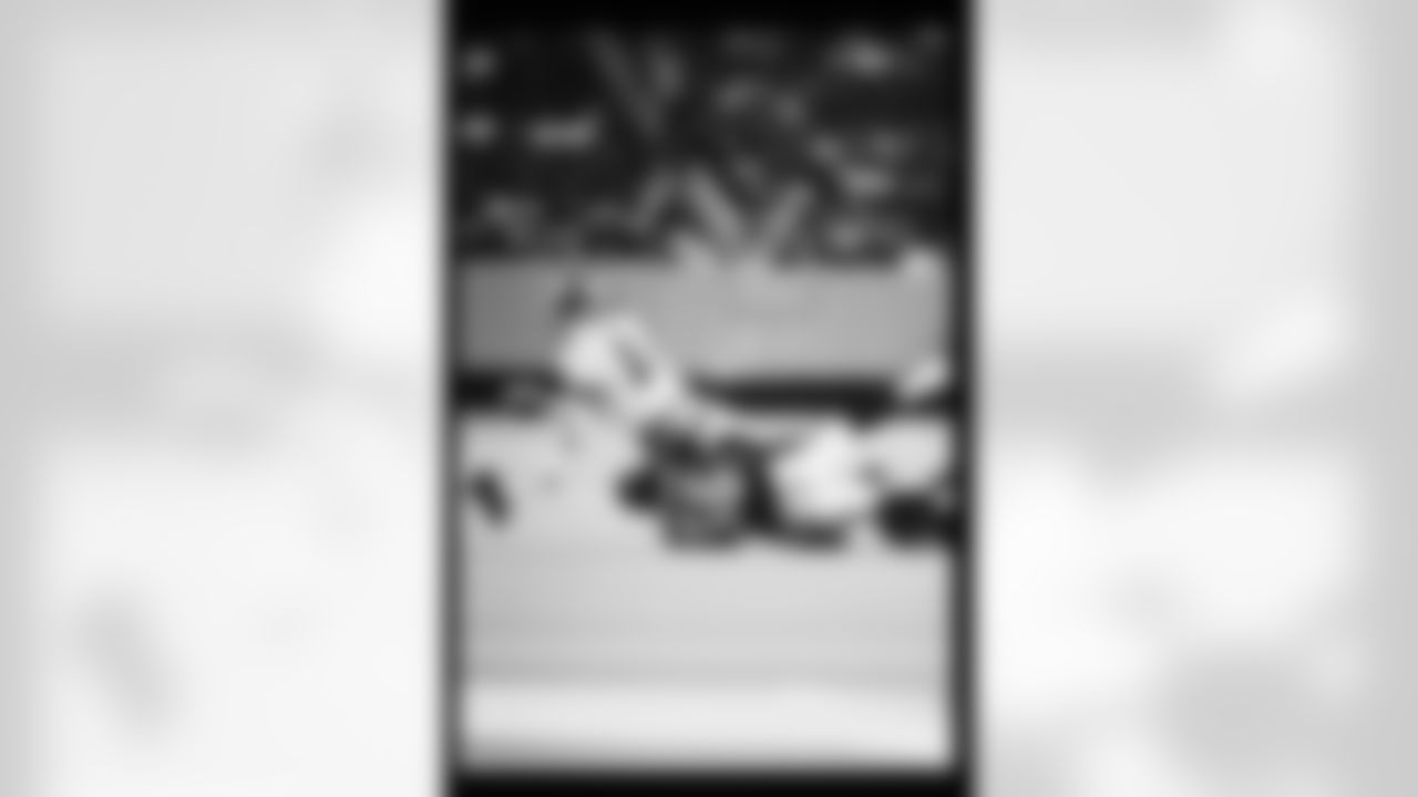 Atlanta Falcons linebacker Keith Brooking #56 during the preseason game in Atlanta against the Tampa Bay Buccaneers on August 31, 2001. (Photo by Jimmy Cribb)