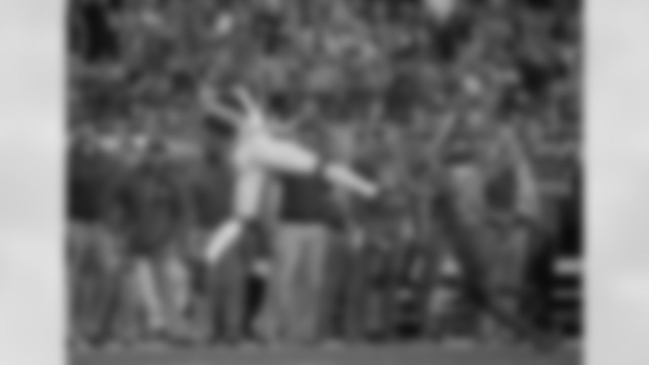 El wide receiver Taylor Gabriel (18), de los Falcons de Atlanta, realiza una recepción frente al cornerback Brent Grimes (24), de los Buccaneers de Tampa Bay, en el tercer cuarto del juego del jueves 3 de noviembre de 2016, en Tampa, Florida. (AP Foto/Phelan Ebenhack)