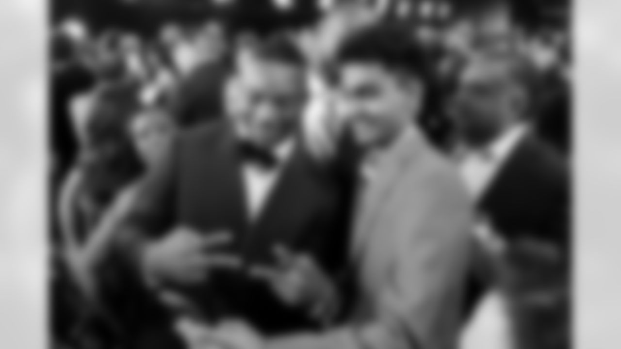 Atlanta Falcons running back Bijan Robinson (7) poses for a selfie on the red carpet prior to the NFL Honors awards show on Thursday, February 5, 2026 in San Francisco, California. (Logan Bowles/NFL)