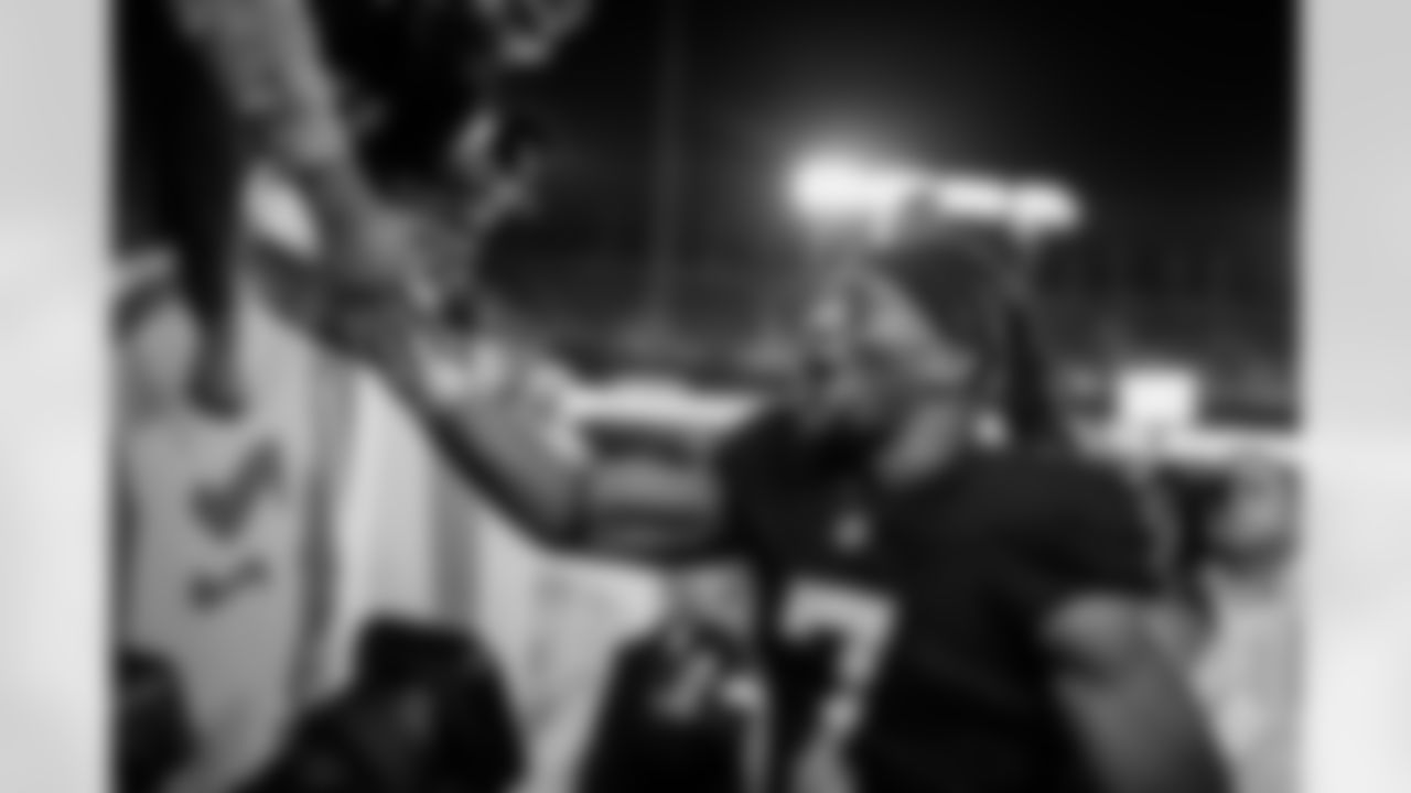 Atlanta Falcons running back Bijan Robinson #7 thanks fans during the Week 15 Game against the Tampa Bay Buccaneers at Raymond James Stadium in Tampa, Florida on Thursday, December 11, 2025. (Photo by Mitch Martin/Atlanta Falcons)