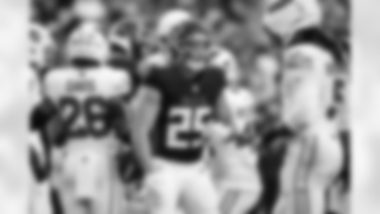 Atlanta Falcons running back Tyler Allgeier #25 after gaining a first down during the Week 16 Game against the Arizona Cardinals at State Farm Stadium in Glendale, Arizona on Sunday, December 21, 2025. (Photo by Taylor McLaughlin/Atlanta Falcons)