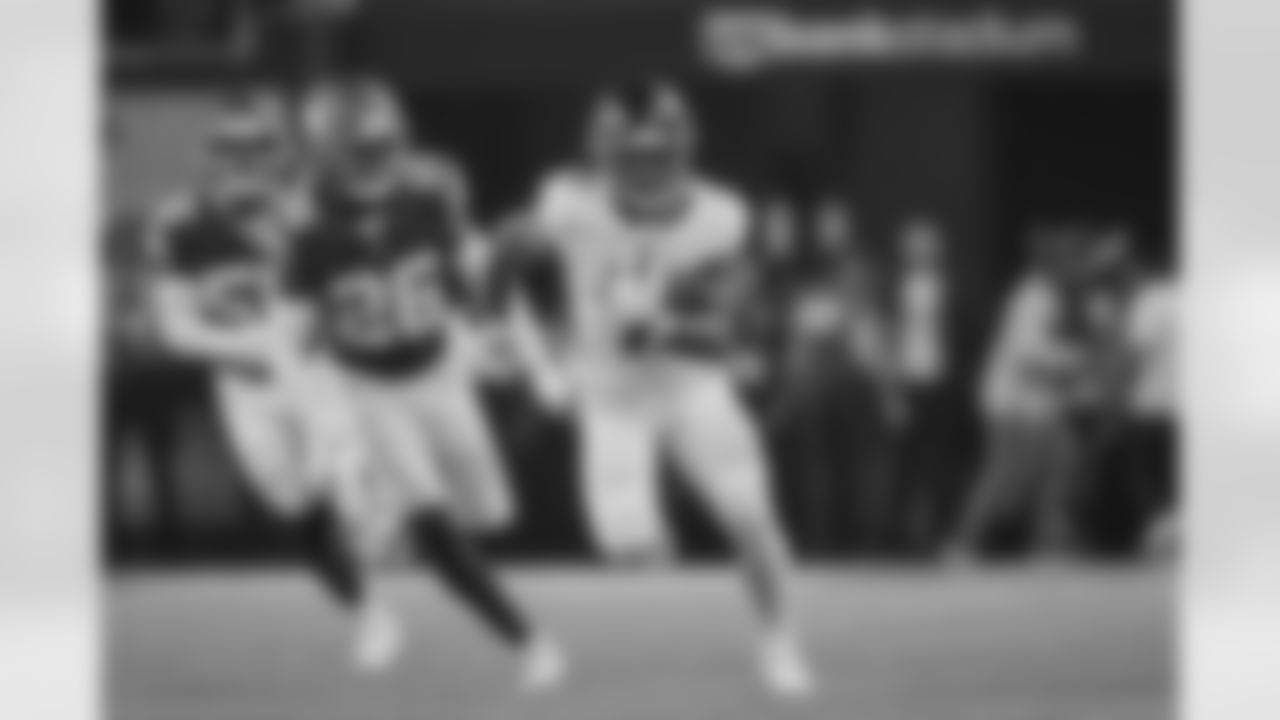 Atlanta Falcons running back Bijan Robinson #7 rushes during the first quarter of the Week 2 Game against the Minnesota Vikings at U.S. Bank Stadium in Minneapolis, Minnesota on Sunday, September 14, 2025. (Photo by Brad Rempel/Atlanta Falcons)