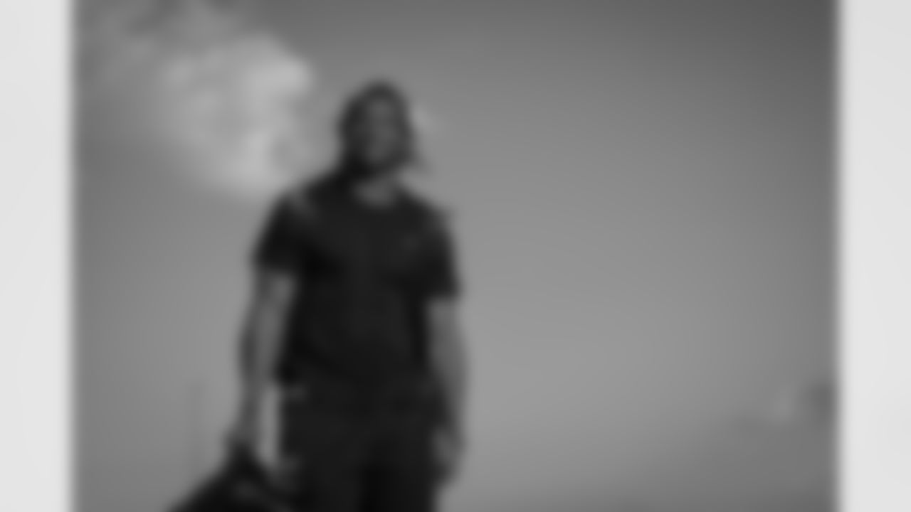 Atlanta Falcons running back Bijan Robinson #7 boards the plane at Hartsfield-Jackson International Airport in Atlanta, Ga. on Saturday, November 22, 2025. (Photo by Jay Bendlin/Atlanta Falcons)