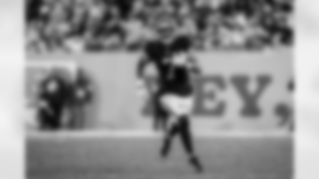 Atlanta Falcons running back Bijan Robinson #7 runs the ball during the Week 15 Game against the Tampa Bay Buccaneers at Raymond James Stadium in Tampa, Florida on Thursday, December 11, 2025. (Photo by Mitch Martin/Atlanta Falcons)