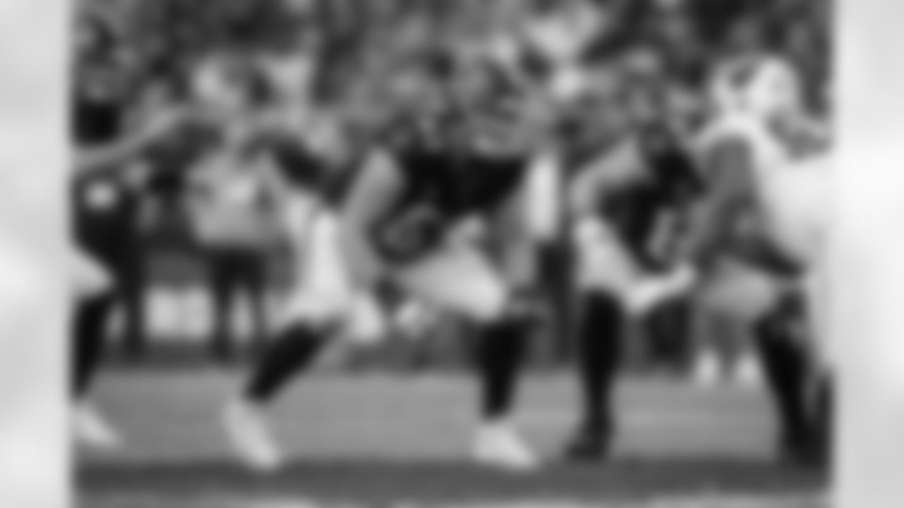 Atlanta Falcons guard Chris Lindstrom #63 blocks during the third quarter of the Week 16 Game against the Arizona Cardinals at State Farm Stadium in Glendale, Arizona on Sunday, December 21, 2025. (Photo by Jay Bendlin/Atlanta Falcons)