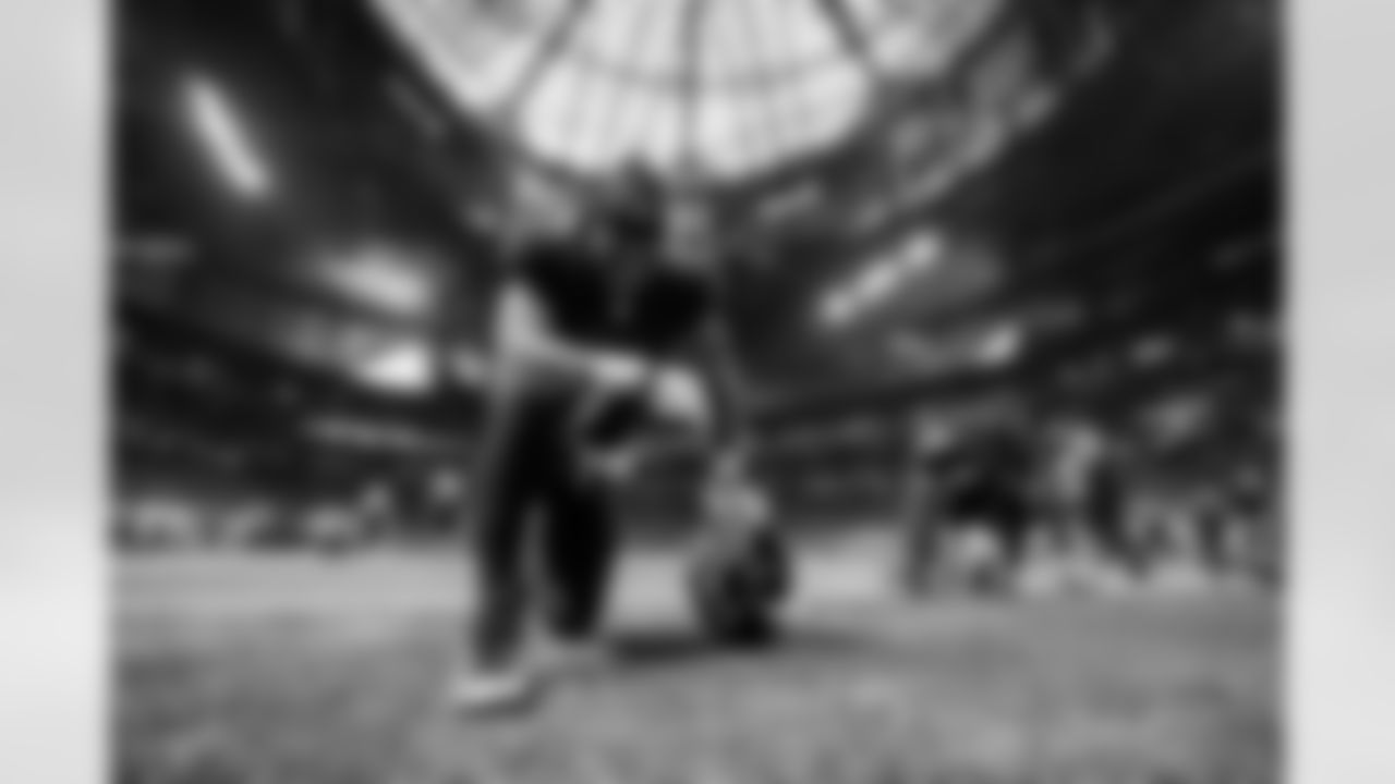 Atlanta Falcons running back Bijan Robinson #7 prays before the Week 18 Game against the New Orleans Saints at Mercedes-Benz Stadium in Atlanta, Georgia on Sunday, January 4, 2026. (Photo by Matthew Grimes/Atlanta Falcons)