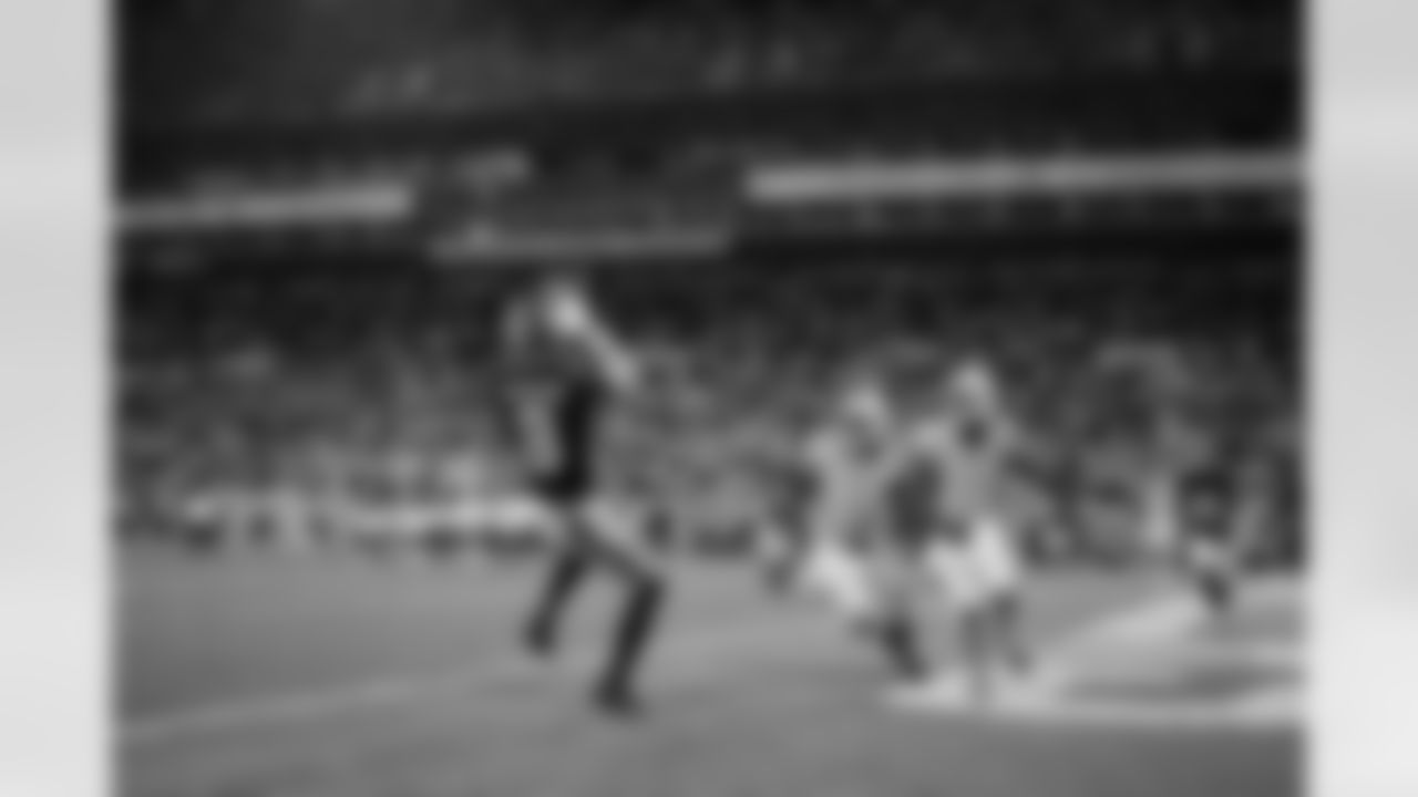 Atlanta Falcons tight end Kyle Pitts Sr. #8 scores a touchdwon during the Week 15 Game against the Tampa Bay Buccaneers at Raymond James Stadium in Tampa, Florida on Thursday, December 11, 2025. (Photo by Mitch Martin/Atlanta Falcons)