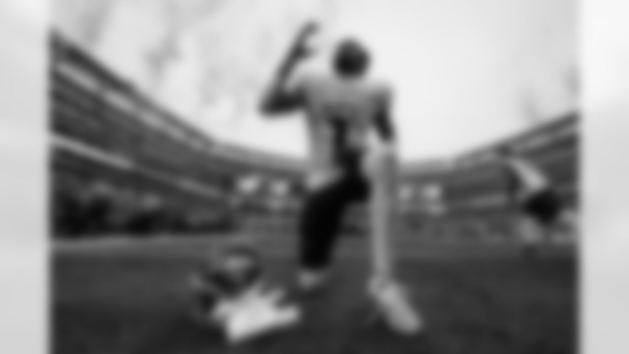 Atlanta Falcons wide receiver Darnell Mooney #1 prior to the Week 13 Game against the New York Jets at Metlife Stadium in East Rutherford, New Jersey on Sunday, November 30, 2025. (Photo by Taylor McLaughlin/Atlanta Falcons)