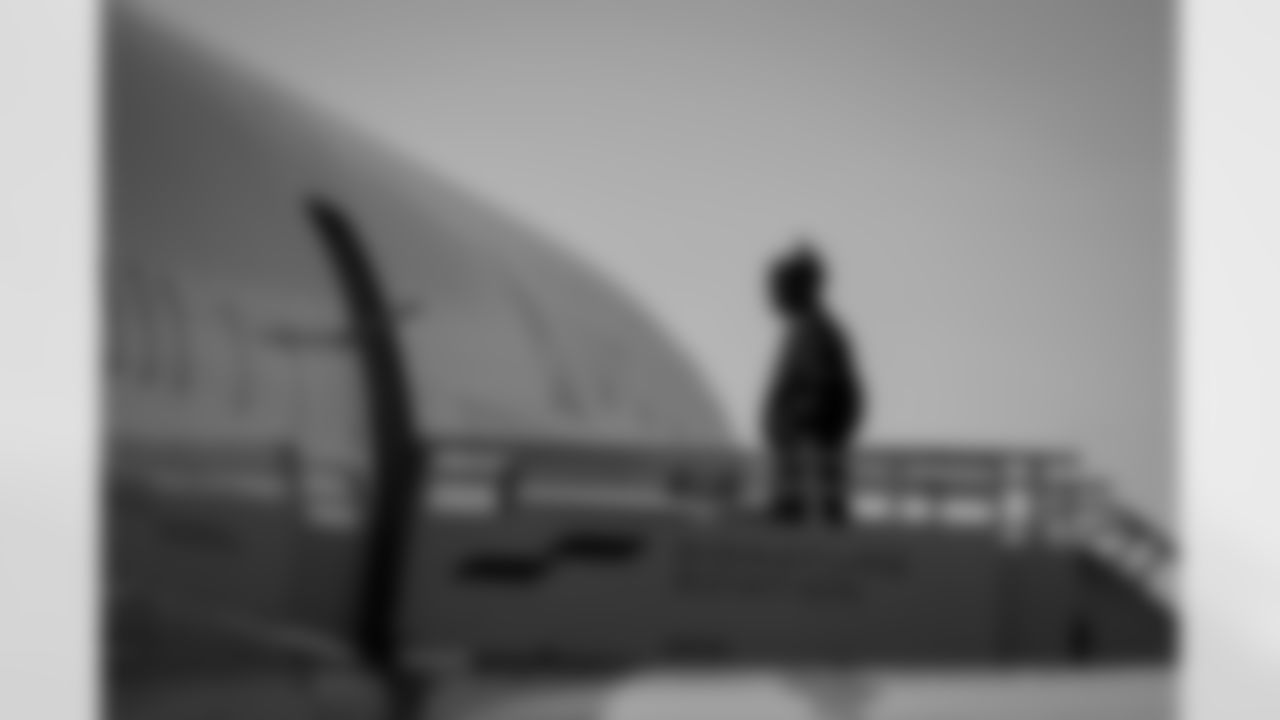 Atlanta Falcons cornerback Mike Hughes #21 boards the plane at Hartsfield-Jackson International Airport in Atlanta, Ga. on Saturday, September 13, 2025. (Photo by Taylor McLaughlin/Atlanta Falcons)
