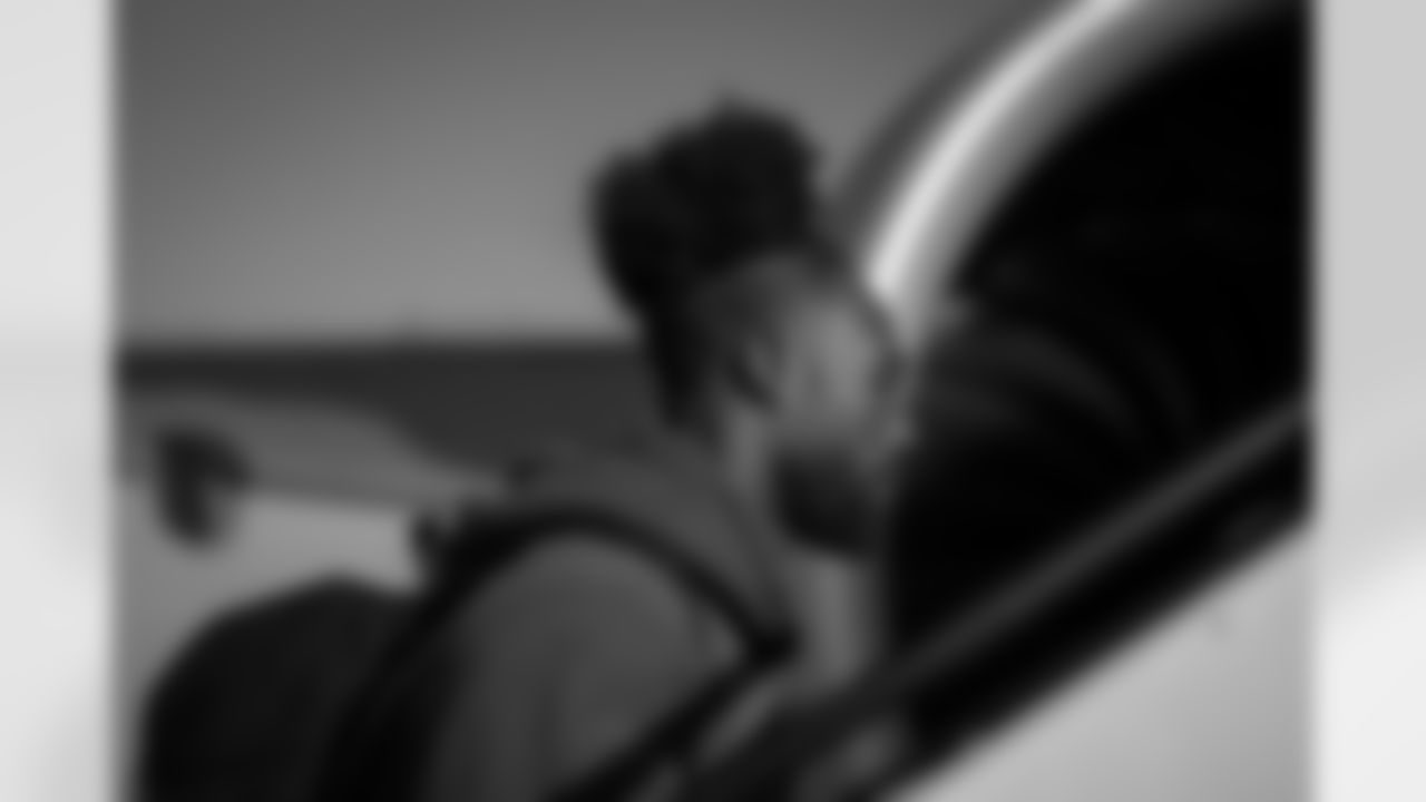 Atlanta Falcons safety Jordan Fuller #29 boards the plane at Hartsfield-Jackson International Airport in Atlanta, Ga. on Saturday, November 6, 2025. (Photo by Taylor McLaughlin/Atlanta Falcons)