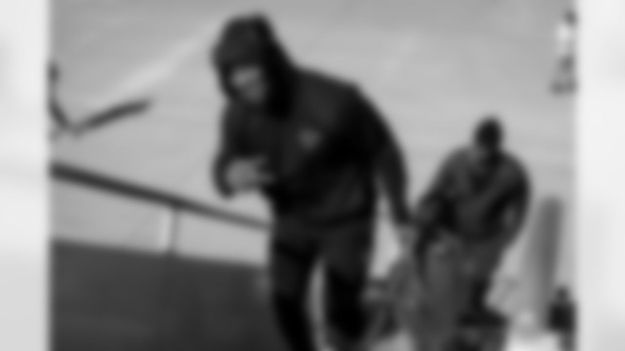 Atlanta Falcons running back Bijan Robinson #7 boards the plane at Hartsfield-Jackson International Airport in Atlanta, Ga. on Saturday, September 13, 2025. (Photo by Taylor McLaughlin/Atlanta Falcons)