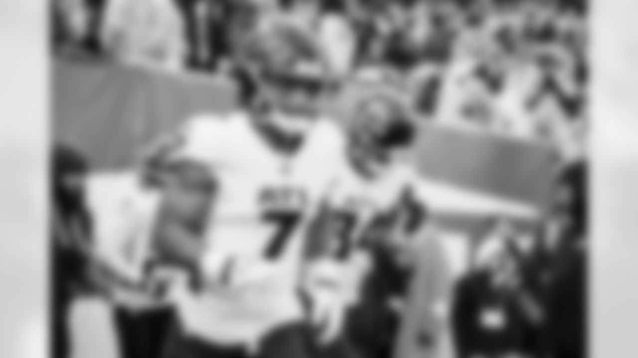 Atlanta Falcons running back Bijan Robinson #7 runs out prior to the Week 13 Game against the New York Jets at Metlife Stadium in East Rutherford, New Jersey on Sunday, November 30, 2025. (Photo by Caean Couto/Atlanta Falcons)