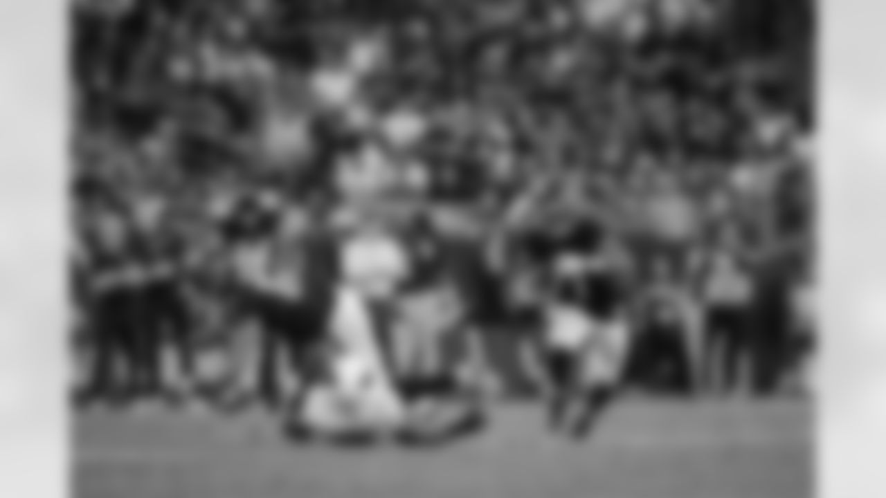 Atlanta Falcons running back Bijan Robinson #7 runs with the ball during the Week 16 Game against the Arizona Cardinals at State Farm Stadium in Glendale, Arizona on Sunday, December 21, 2025. (Photo by Taylor McLaughlin/Atlanta Falcons)