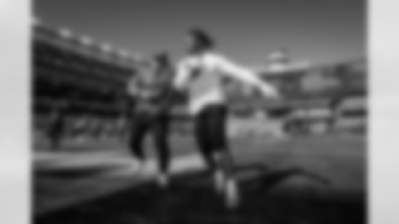 Atlanta Falcons running back Bijan Robinson #7 warms up prior to the Week 9 Game against the New England Patriots at Gillette Stadium in Foxborough, Massachusetts on Sunday, November 2, 2025. (Photo by Taylor McLaughlin/Atlanta Falcons)