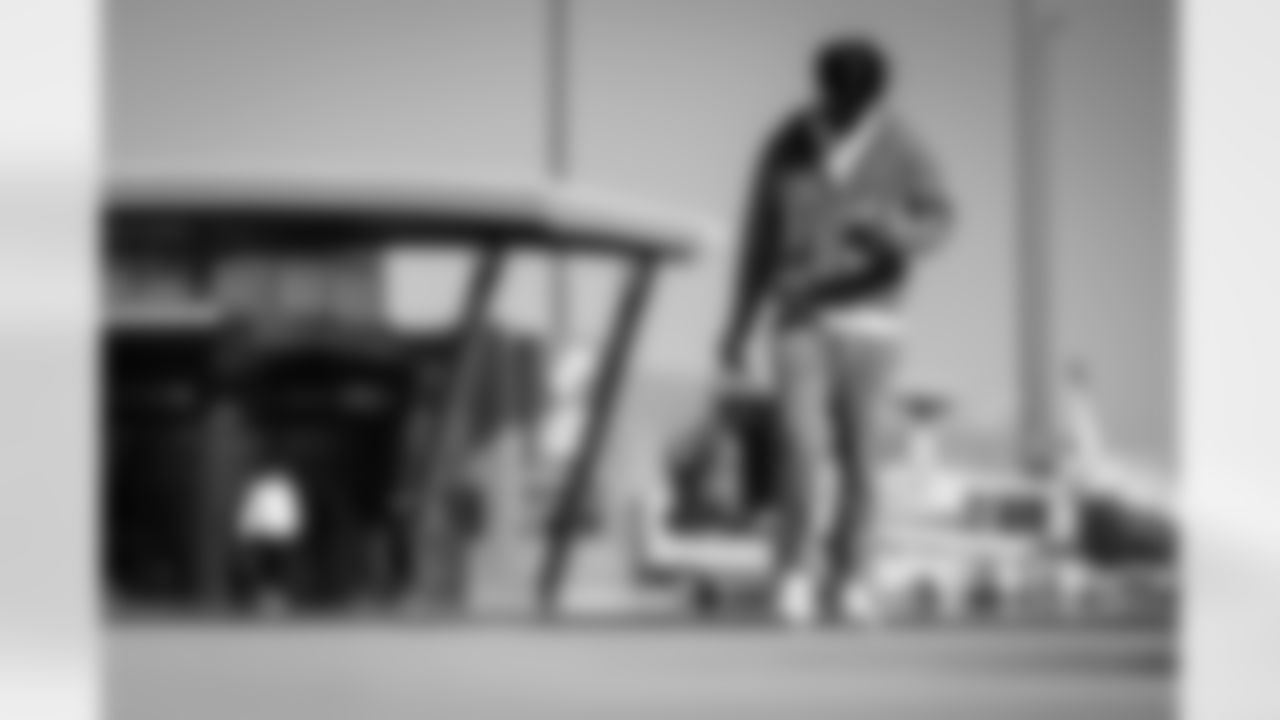 Atlanta Falcons edge rusher Leonard Floyd #56 boards the plane at Hartsfield-Jackson International Airport in Atlanta, Ga. on Saturday, November 1, 2025. (Photo by Jay Bendlin/Atlanta Falcons)