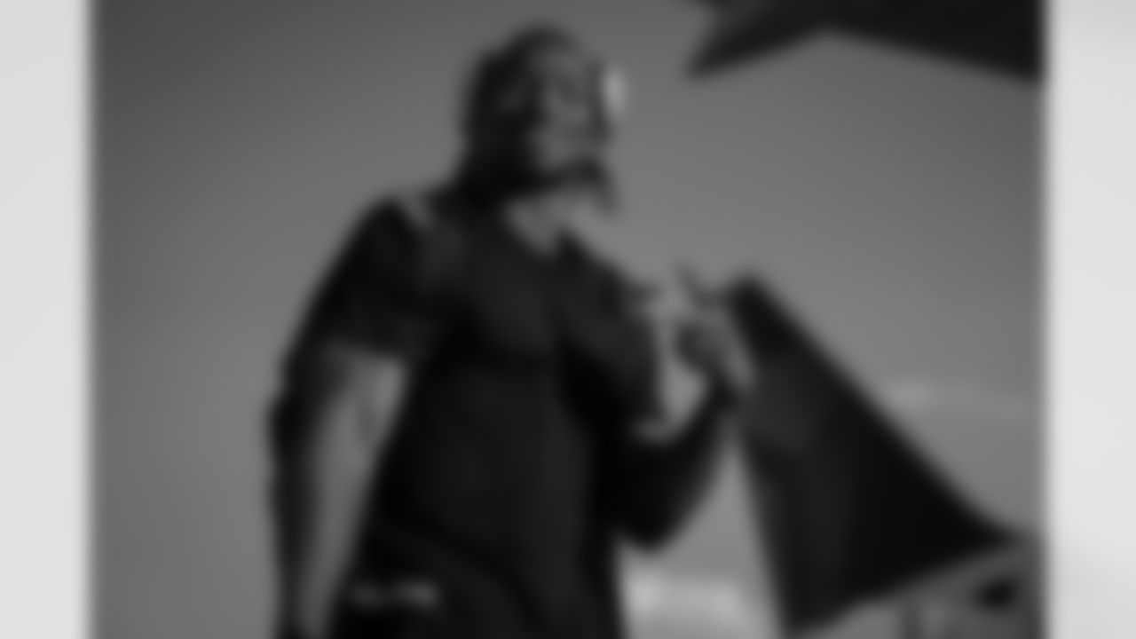 Atlanta Falcons running back Bijan Robinson #7 boards the plane at Hartsfield-Jackson International Airport in Atlanta, Ga. on Saturday, November 22, 2025. (Photo by Jay Bendlin/Atlanta Falcons)