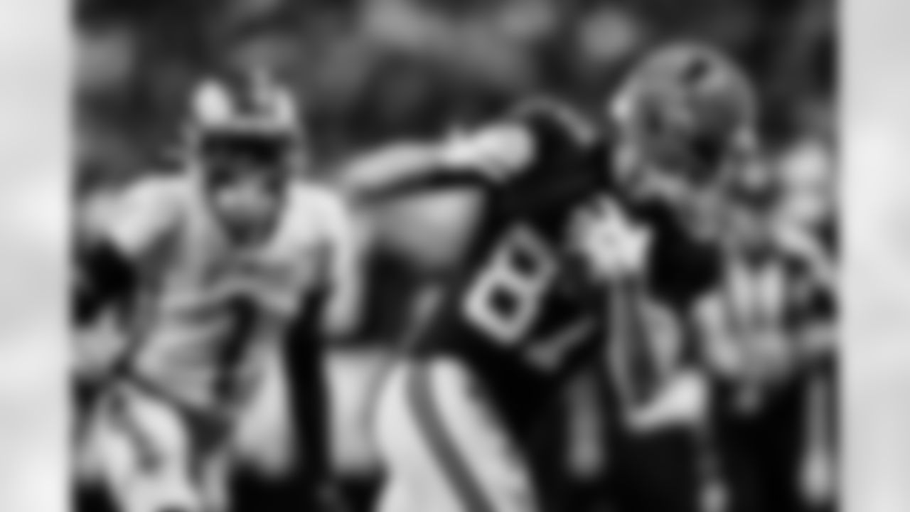 Atlanta Falcons wide receiver David Sills V #87 carries the ball during the Week 17 Game against the Los Angeles Rams at Mercedes-Benz Stadium in Atlanta, Georgia on Monday, December 29, 2025. (Photo by AJ Reynolds/Atlanta Falcons)