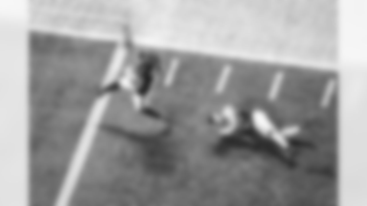 Atlanta Falcons running back Bijan Robinson #7 scores a touchdown during the Week 17 Game against the Los Angeles Rams at Mercedes-Benz Stadium in Atlanta, Georgia on Monday, December 29, 2025. (Photo by Kevin Liles/Atlanta Falcons)