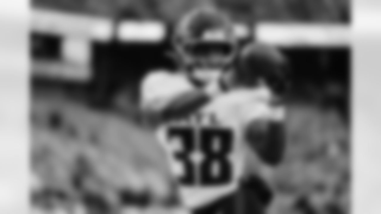 Atlanta Falcons running back Nathan Carter #38 warms up prior to the Week 13 Game against the New York Jets at Metlife Stadium in East Rutherford, New Jersey on Sunday, November 30, 2025. (Photo by Caean Couto/Atlanta Falcons)