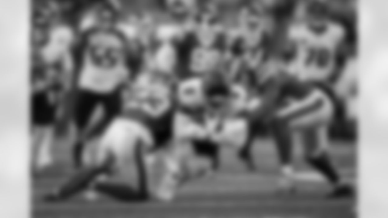 Atlanta Falcons tight end Kyle Pitts Sr. #8 runs through defenders during the Week 13 Game against the New York Jets at Metlife Stadium in East Rutherford, New Jersey on Sunday, November 30, 2025. (Photo by Jay Bendlin/Atlanta Falcons)