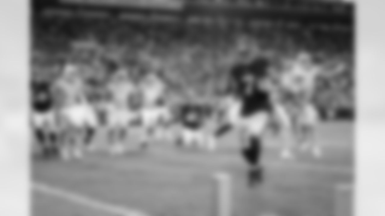 Atlanta Falcons running back Bijan Robinson #7 scores a touchdown during the Week 15 Game against the Tampa Bay Buccaneers at Raymond James Stadium in Tampa, Florida on Thursday, December 11, 2025. (Photo by Jay Bendlin/Atlanta Falcons)