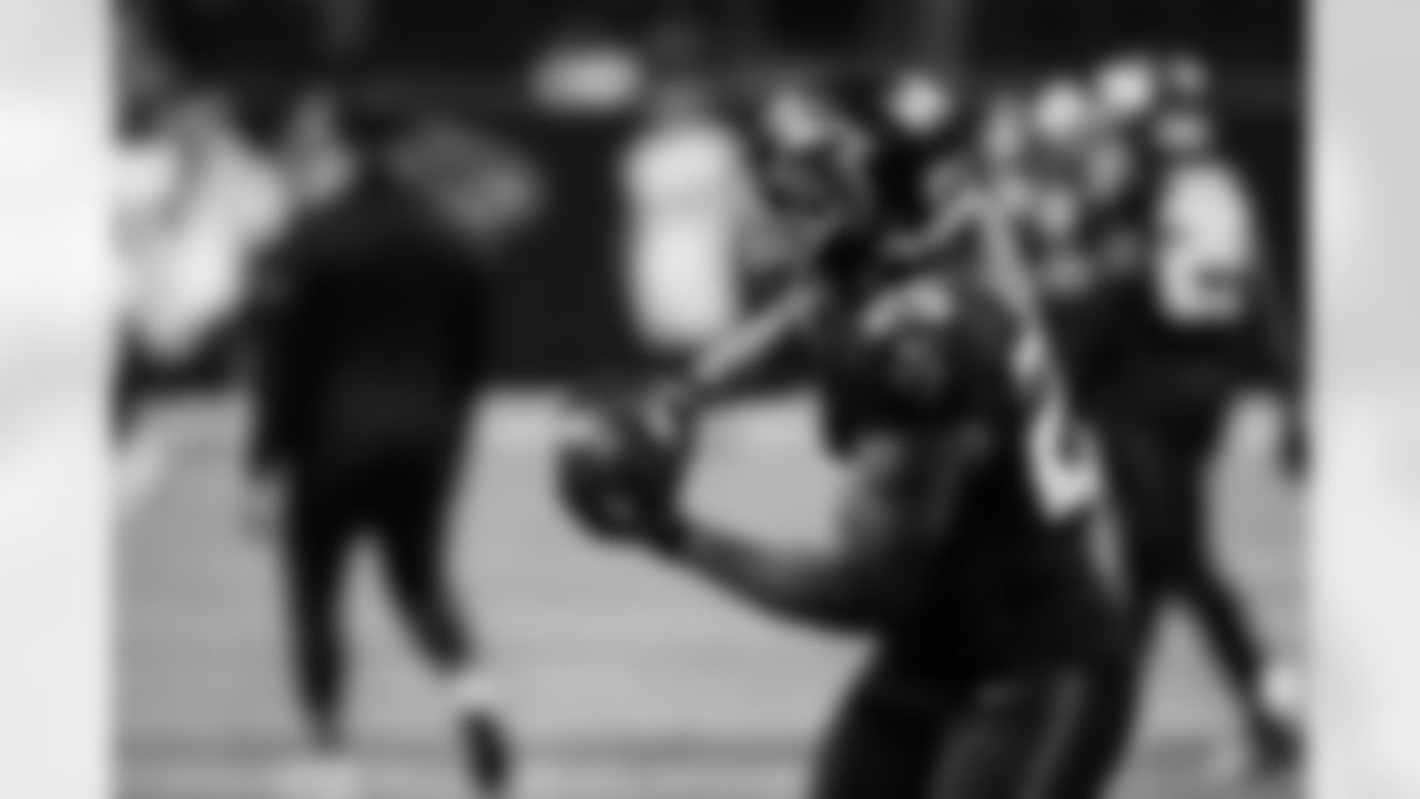 Atlanta Falcons running back Tyler Allgeier #25 warms up before the Week 14 Game against the Seattle Seahawks at Mercedes-Benz Stadium in Atlanta, Georgia on Sunday, December 7, 2025. (Photo by Ken Griffey Jr./Atlanta Falcons)