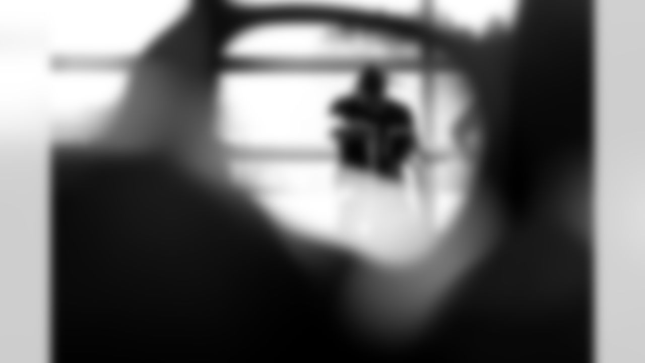 Atlanta Falcons running back Bijan Robinson #7 during team lift at Atlanta Falcons Training Facility in Flowery Branch, Georgia, on Monday, December 8, 2025. (Photo by Taylor McLaughlin/Atlanta Falcons)