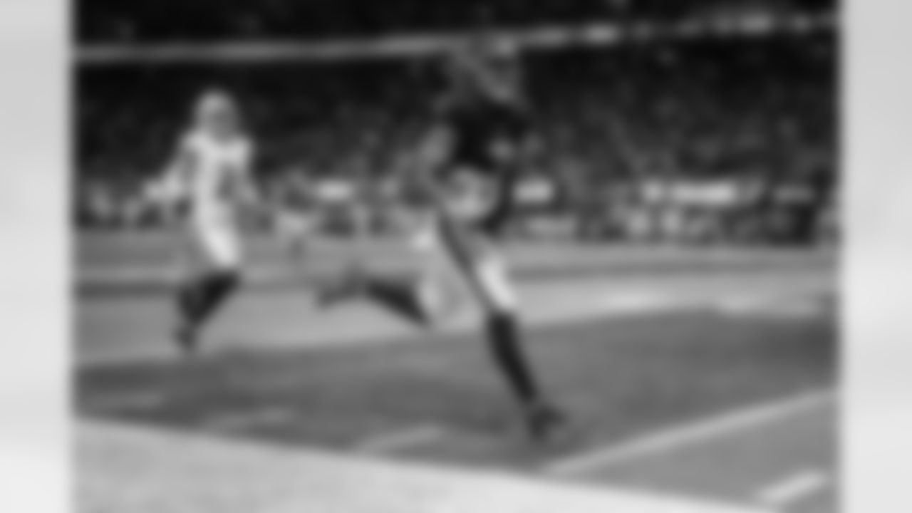 Atlanta Falcons running back Bijan Robinson #7 scores a touchdown during the Week 6 Game against the Buffalo Bills at Mercedes-Benz Stadium in Atlanta, Georgia on Monday, October 13, 2025. (Photo by Taylor McLaughlin/Atlanta Falcons)