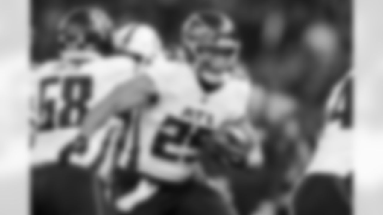 Atlanta Falcons running back Tyler Allgeier #25 scores a touchdown during the Week 10 Game against the Indianapolis Colts at Olympic Stadium in Berlin, Germany on Sunday, November 9, 2025. (Photo by Brandon Magnus/Atlanta Falcons)