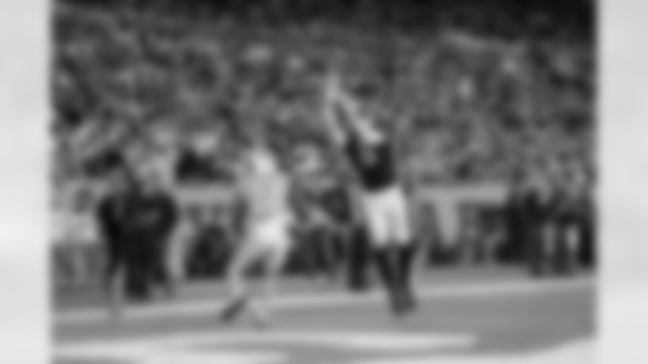 Atlanta Falcons tight end Kyle Pitts Sr. #8 scores a touchdown during the Week 15 Game against the Tampa Bay Buccaneers at Raymond James Stadium in Tampa, Florida on Thursday, December 11, 2025. (Photo by Jay Bendlin/Atlanta Falcons)