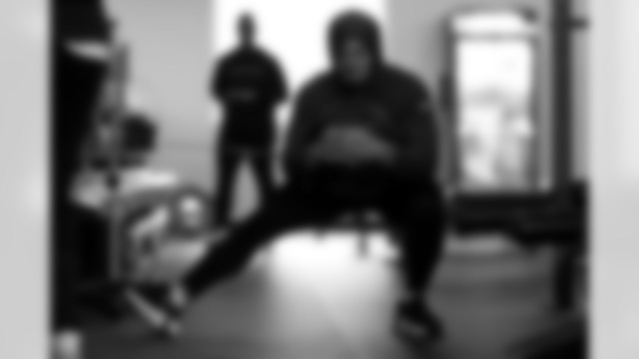 Atlanta Falcons running back Tyler Allgeier #25 during team lift at Atlanta Falcons Training Facility in Flowery Branch, Georgia, on Monday, December 8, 2025. (Photo by Taylor McLaughlin/Atlanta Falcons)