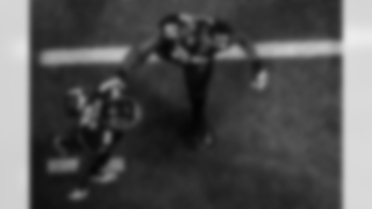 Atlanta Falcons tight end Kyle Pitts Sr. #8 carries the ball during the Week 1 Game against the Tampa Bay Buccaneers at Mercedes-Benz Stadium in Atlanta, Georgia on Sunday, September 7, 2025. (Photo by Brandon Magnus/Atlanta Falcons)