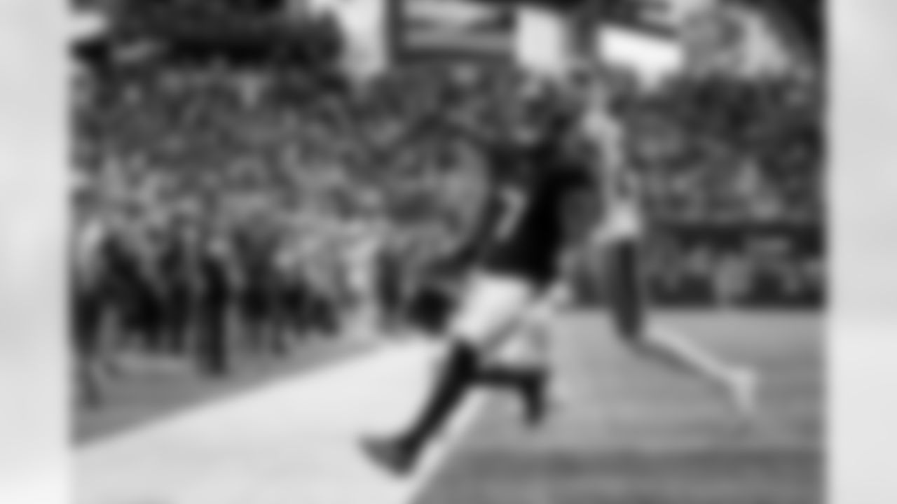 Atlanta Falcons running back Bijan Robinson #7 scores a touchdown during the Week 11 Game against the Carolina Panthers at Mercedes-Benz Stadium in Atlanta, Georgia on Sunday, November 16, 2025. (Photo by AJ Reynolds/Atlanta Falcons)