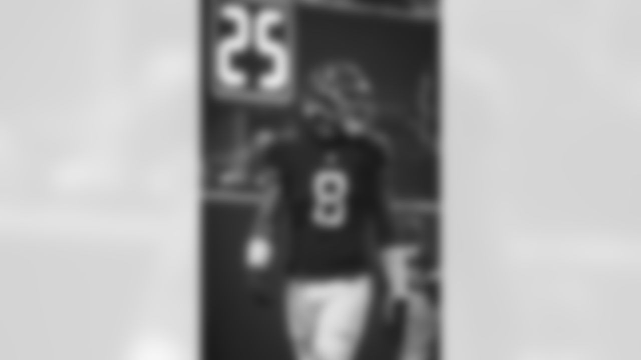 Atlanta Falcons tight end Kyle Pitts Sr. #8 warms up before the Week 17 Game against the Los Angeles Rams at Mercedes-Benz Stadium in Atlanta, Georgia on Monday, December 29, 2025. (Photo by AJ Reynolds/Atlanta Falcons)