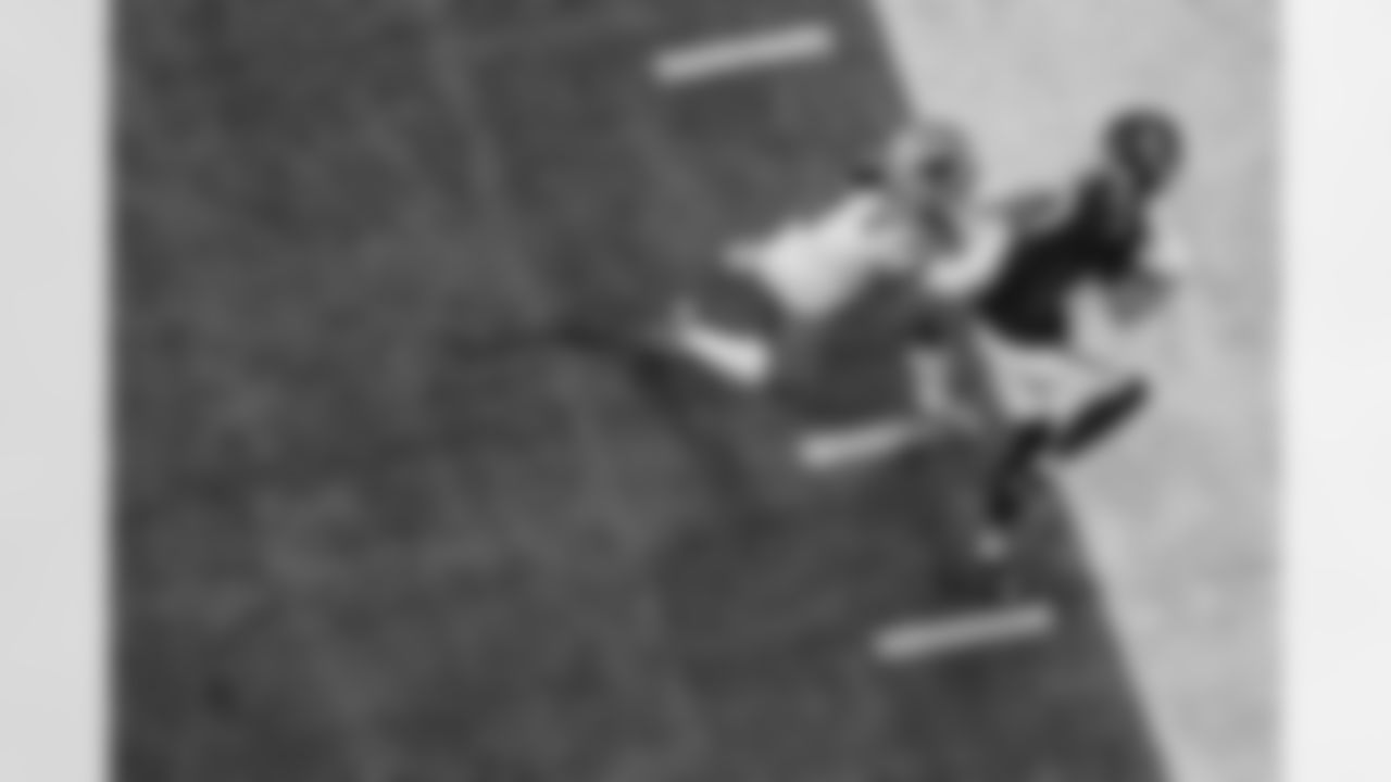 Atlanta Falcons wide receiver David Sills V #87 runs out of bounds during the Week 11 Game against the Carolina Panthers at Mercedes-Benz Stadium in Atlanta, Georgia on Sunday, November 16, 2025. (Photo by Brandon Magnus/Atlanta Falcons)