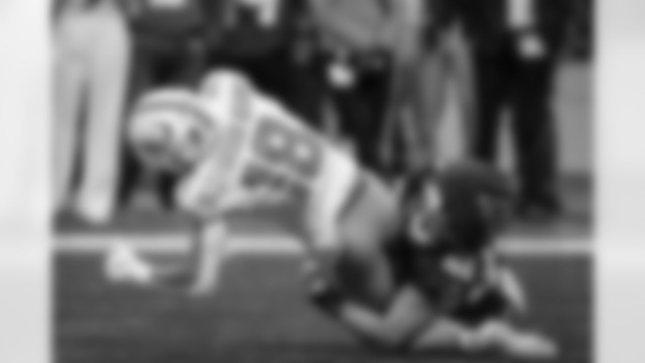 Atlanta Falcons inside linebacker JD Bertrand #40 makes a tackle during the Week 8 Game against the Miami Dolphins at Mercedes-Benz Stadium in Atlanta, Georgia on Sunday, October 26, 2025. (Photo by Brandon Magnus/Atlanta Falcons)