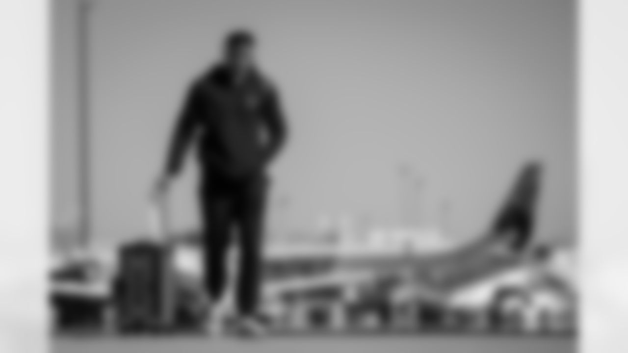 Atlanta Falcons safety Xavier Watts #31 boards the plane at Hartsfield-Jackson International Airport in Atlanta, Ga. on Saturday, November 1, 2025. (Photo by Jay Bendlin/Atlanta Falcons)