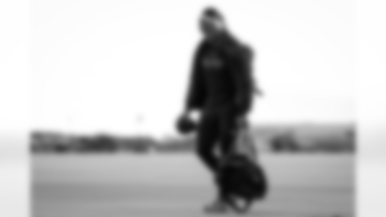 Atlanta Falcons running back Bijan Robinson #7 boards the plane at Hartsfield-Jackson International Airport in Atlanta, Ga. on Taylor McLaughlin/Atlanta Falcons)