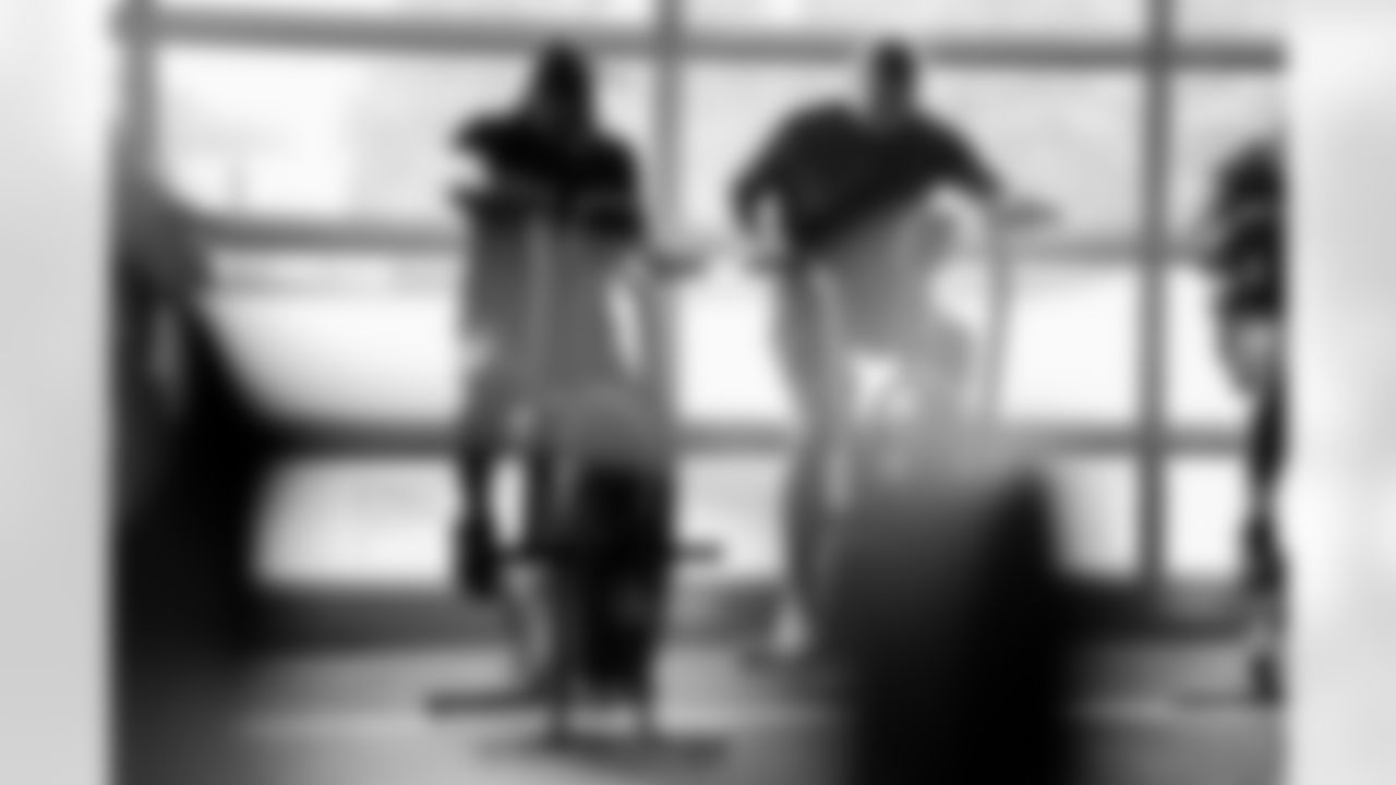 Atlanta Falcons running back Bijan Robinson #7 during team lift at Atlanta Falcons Training Facility in Flowery Branch, Georgia, on Monday, December 8, 2025. (Photo by Taylor McLaughlin/Atlanta Falcons)