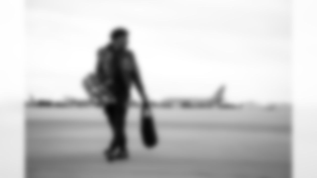 Atlanta Falcons cornerback Dee Alford #20 boards the plane at Hartsfield-Jackson International Airport in Atlanta, Ga. on Taylor McLaughlin/Atlanta Falcons)