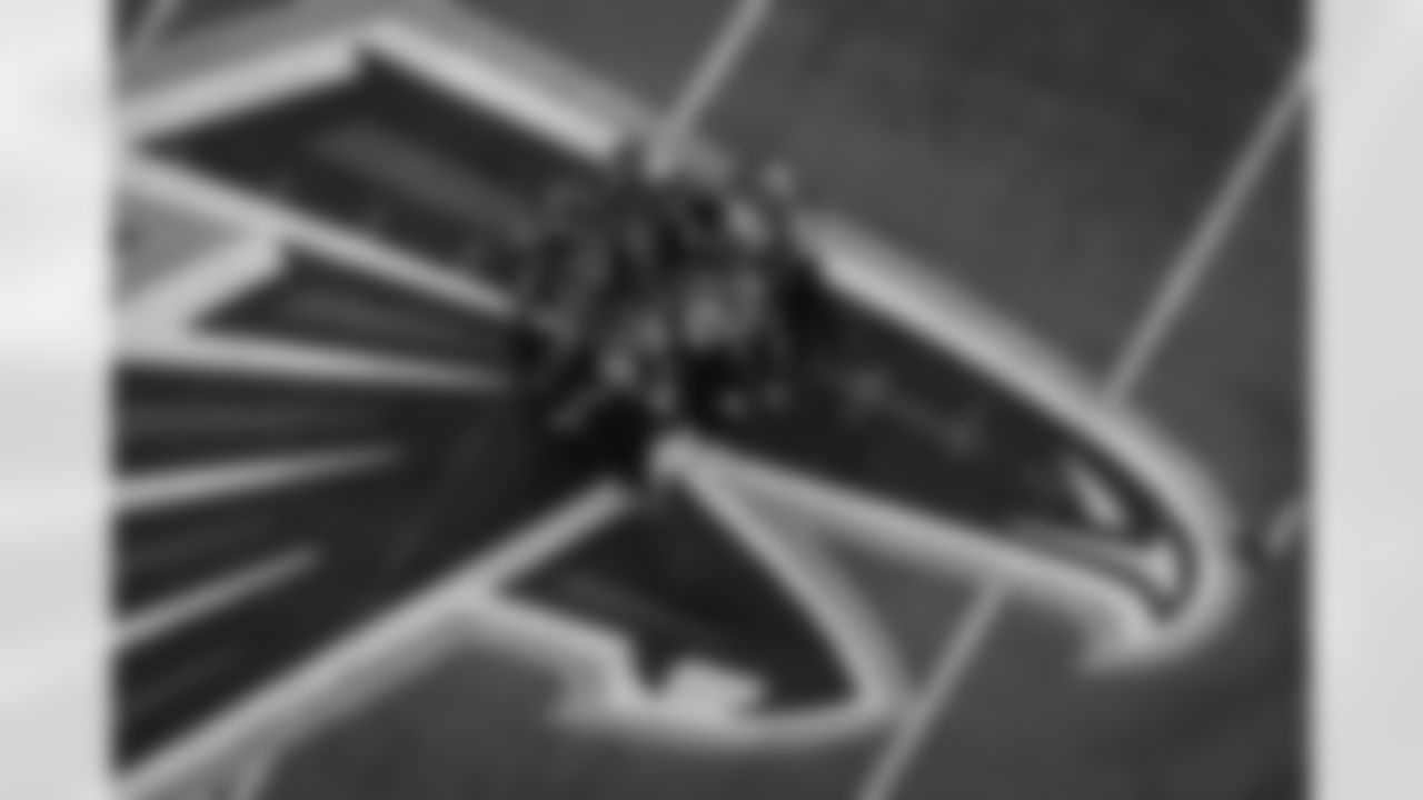 Atlanta Falcons huddle during the Week 1 Game against the Tampa Bay Buccaneers at Mercedes-Benz Stadium in Atlanta, Georgia on Sunday, September 7, 2025. (Photo by Brandon Magnus/Atlanta Falcons)